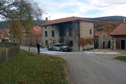 El vehículo del alcalde de La Póveda junto a la vivienda donde lo tenía aparcado.