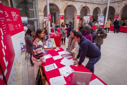 Desarrollo de la feria, con la presencia de 26 estands .