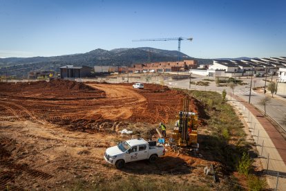 Movimiento de tierras en la parcela donde se levantará el CPD de la Seguridad Social. MARIO TEJEDOR