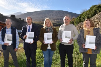 La delegada, Yolanda de Gregorio, con los alcaldes de Cueva de Ágreda, Ágreda, Vozmediano y Beratón.