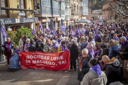 Vista general de la marcha contra la violencia de género que ayer recorrió las calles del centro.MARIO TEJEDOR