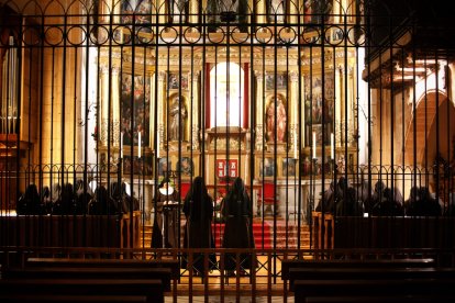 Monjas de Santo Domingo rezando esta tarde.