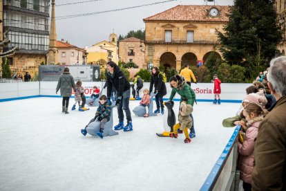 Patinadores en la pista de patinaje sobre hielo de la plaza Mayor de Soria.