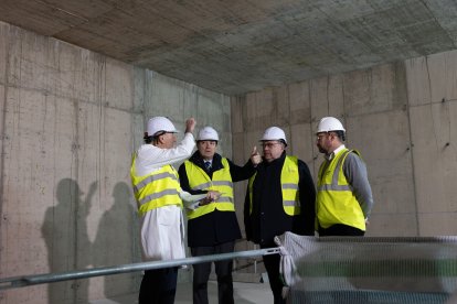 El presidente de la Junta, Alfonso Fernández Mañueco, visita el búnker para la unidad satélite de radioterapia en el Complejo Asistencial-Hospital Universitario Santa Bárbara de Soria