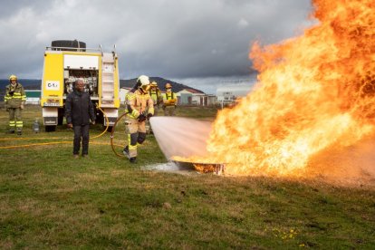 Los bomberos apagan el fuego en una paellera.