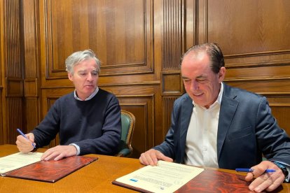 José Ramón Ruiz y Benito Serrano durante la firma del convenio.