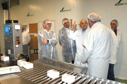 El consejero de Industria, Comercio y Empleo, Mariano Veganzones, visita las instalaciones de Soria Natural en Garray (Soria).