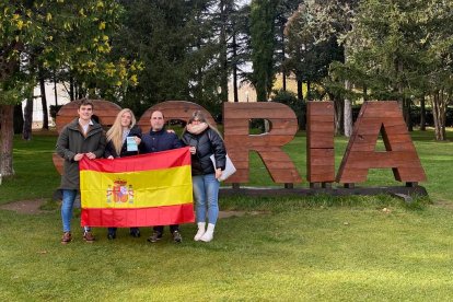 Miembros de Nuevas Generaciones del PP en el Alto de la Dehesa.