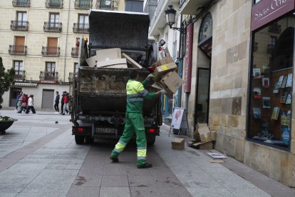 La recogida del 'puerta a puerta' seguirá en el centro y se amplía al polígono. MARIO TEJEDOR