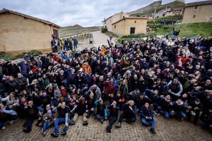 Gente bebiendo en porrón batiendo el Récord Guinness.