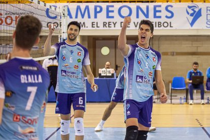 Olalla, Flores y Lorente celebran un punto en el recital del Grupo Herce ante Unicaja.