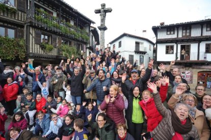 Vecinos de La Alberca festejando que ha ganado su municipio.