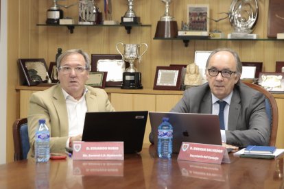 Eduardo Rubio y Eduardo Salvador durante la celebración de la Junta de Accionistas del Numancia.