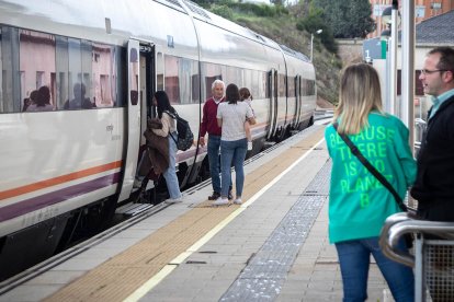 Un grupo de viajeros esperando al tren en la estación de Soria. GONZALO MONTESEGURO