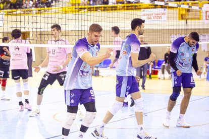 Partido reñido del mejor voley en Los Pajaritos