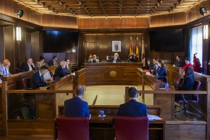 Los concejales socialistas votando para eliminar las medidas de flexibilización de las terrazas. MARIO TEJEDOR