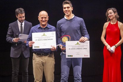 Lucas Lorente y el padre de Marta Pérez recogen los galardones