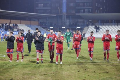 Los jugadores del Numancia aplauden al público desplazada este sábado a Talavera de la reina.