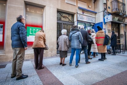 Colas para comprar Lotería de Navidad en Soria.