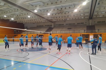 La plantilla de Grupo Herce tuvo en la tarde de ayer un primer contacto y sesión de entreno en la pista del Centre Sportif Sous-Moulin.