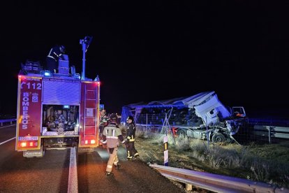 Detalle de uno de los vehículos accidentados en la A-15.