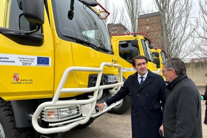 Suárez-Quiñones observa una de las motobombas forestales que se incorporan en Castilla y León, con dos de ellas para Soria,