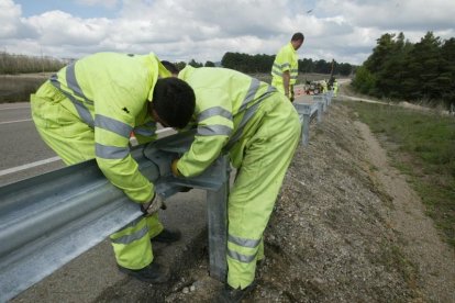 Colocación de un quitamiendos en la N-234 en la zona de Valonsadero por parte de Conservación de Carreteras en una imagen de archivo.