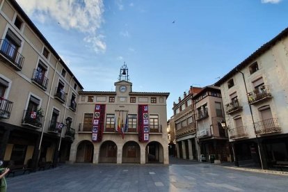 Al fondo, Casa Consistorial de San Esteban.