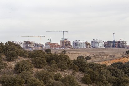 Grúas y construcciones en la zona de expansión, en una imagen de archivo. MARIO TEJEDOR