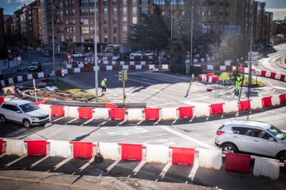 Obras en la rotonda de la estación de autobuses. MONTESEGUROFOTO