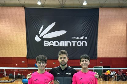 Hugo Sanz e Ian Antón, junto a su entrenador Carlos Palero, en la concentración de la Selección Española Sub15 en el CARD de Madrid.