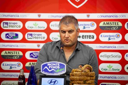 Álex Huerta en una comparecencia en la sala de prensa de Los Pajaritos.