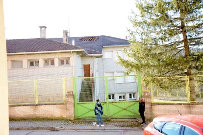 Cae parte del tejado del colegio de Covaleda obligando a suspender el último día de clase.