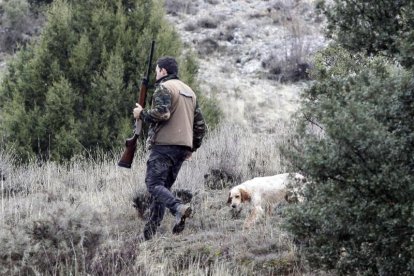 Un cazador con un perro.