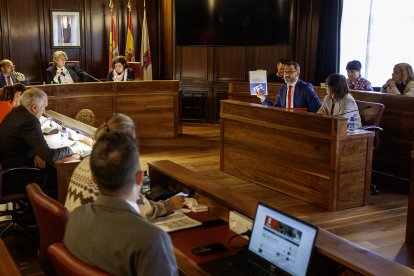 Un momento de la intervención del portavoz del PSOE, Javier Muñoz. MARIO TEJEDOR