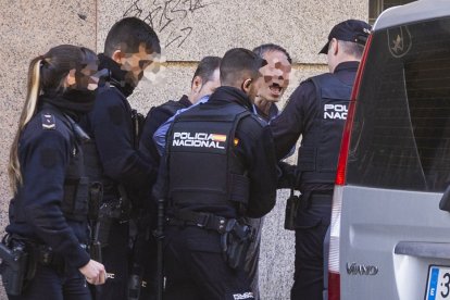 Cuatro policías durante la intervención producida en la mañana del martes