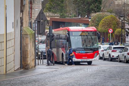 Autobús urbano en el centro de la capital. MARIO TEJEROR