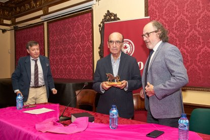 El ganadero Adolfo Martín Escudero recibe el Trofeo Celtiberia de manos de Juan Carlos Valero.