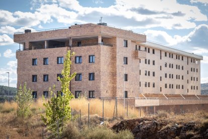 El edificio de la polémica quinta planta en el sector urbanístico Los Pajaritos II.