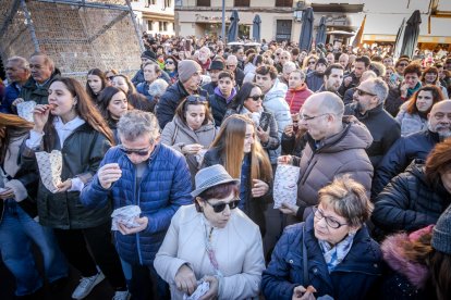 Sorianos y visitantes consumieron los 12 trozos de torrezno a ritmo de las campanadas.
