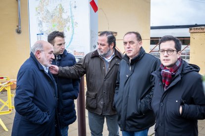 Aranda, Jiménez, Hernando, Serrano y Cabezón ayer en la estación del tren de Soria. MONTESEGURO FOTOS