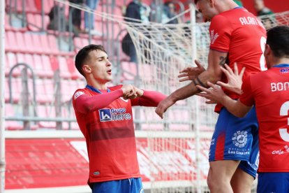 Carlos González marcó los tantos a pares en la goleada del Numancia ante el Cacereño.