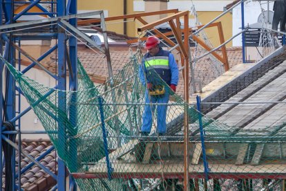 Un trabajador del sector de la Construcción en una obra de la capital. MARIO TEJEDOR