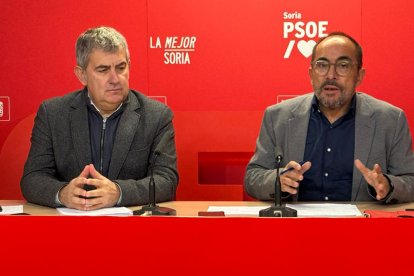 Javier Antón y Luis Rey en la sede del PSOE de Soria durante su comparecencia. HDS