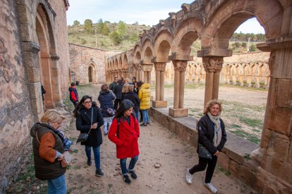 Un grupo de turistas paseando por el claustro de San Juan. MARIO TEJEDOR