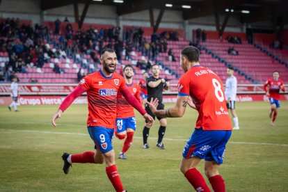 Lupu celebra el tanto anotado ante la Segoviana para abrir el marcador.