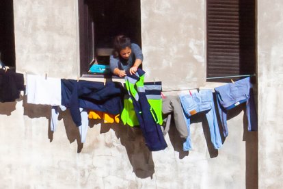 Mujer realizando tareas del hogar.