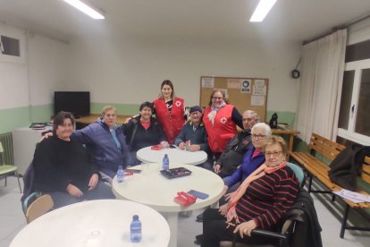 Isabel, voluntaria de atención a personas mayores en San Esteban, con uno de los grupos.