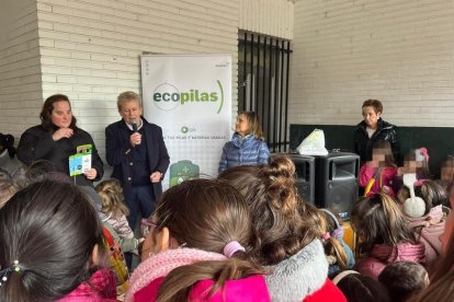 La entrega de la placa ha tenido lugar en el colegio Virgen de Olmacedo.