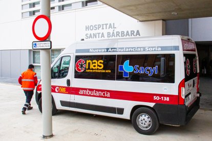 Ambulancia frente al hospital en Soria.